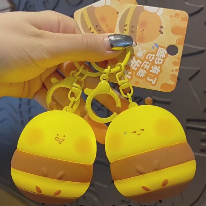Bee 光る キーチャーム キーホルダー キーリング キーチェーン バッグチャーム ストラップ アクセサリー 紛失予防 かわいい ジュエリー 可愛い 雑貨 鍵 車 レディース カップル 小物 ギフト プレゼント